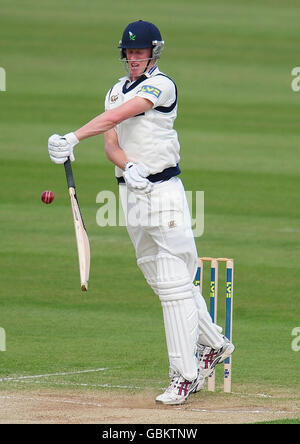 Cricket - Liverpool Victoria County Championship - Division 3 - Premier jour - Durham v Yorkshire - Chester le Street.Steven Patterson du Yorkshire pendant le match de championnat du comté de Victoria à Chester le Street, Durham. Banque D'Images