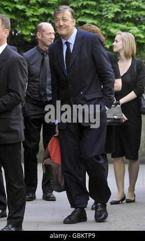 Stephen Fry (au centre) arrive à l'église St Bride de Fleet Street, à Londres, pour les funérailles du radiodiffuseur, de l'écrivain et de l'ancien député libéral Sir Clement Freud. Banque D'Images