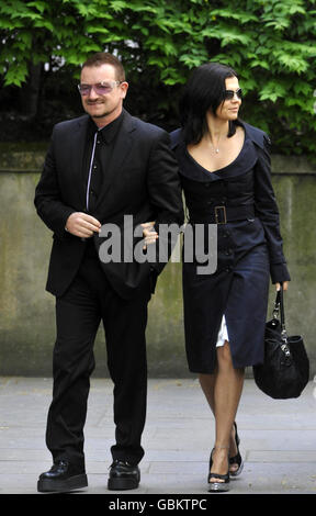 Bono et sa femme Alison Hewson arrivent à l'église St Bride de Fleet Street, à Londres, pour les funérailles du radiodiffuseur, de l'écrivain et de l'ancien député libéral Sir Clement Freud. Banque D'Images