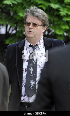 Paul Merton arrive à l'église St Bride à Fleet Street, Londres, pour les funérailles du radiodiffuseur, de l'écrivain et de l'ancien député libéral, Sir Clement Freud. Banque D'Images