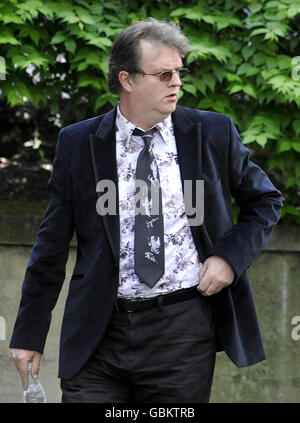 Paul Merton arrive à l'église St Bride à Fleet Street, Londres, pour les funérailles du radiodiffuseur, de l'écrivain et de l'ancien député libéral, Sir Clement Freud. Banque D'Images