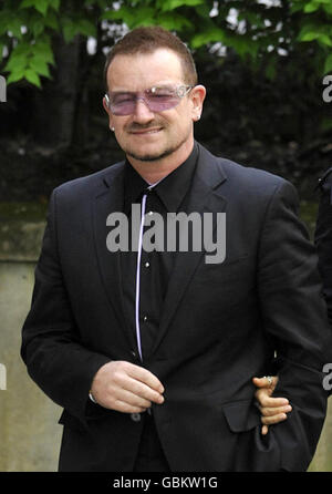 Bono arrive à l'église St Bride à Fleet Street, Londres, pour les funérailles du radiodiffuseur, de l'écrivain et de l'ancien député libéral, Sir Clement Freud. Banque D'Images