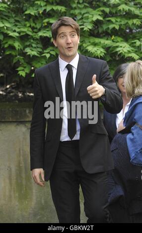 Kris Thykier arrive à l'église St Bride à Fleet Street, Londres, pour les funérailles du radiodiffuseur, de l'écrivain et de l'ancien député libéral, Sir Clement Freud. Banque D'Images