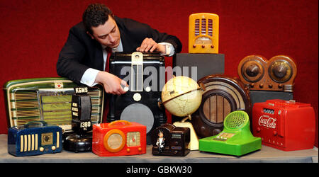 Laurence Fisher, du département Mechanical and Music Collectors de Bonhams, qui fait partie d'une collection de 148 radios en plastique vintage du monde entier qui seront mises aux enchères le 28 avril à Knightsbridge, Londres. La collection était la propriété de Jeff Salmon et l'un des plus importants du genre au Royaume-Uni, comprenant de nombreux ensembles rares de fabricants tels que Emerson, Motorola, Bendix, RCA et FADA fabriqués pendant les années 1930-1950. Banque D'Images