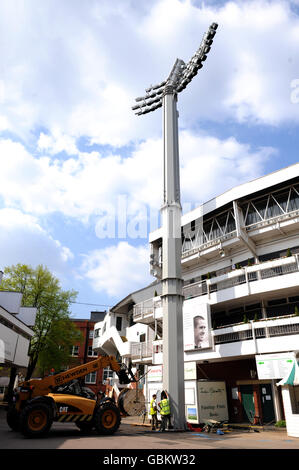 De nouveaux projecteurs sont installés au terrain de cricket de Lord's, à Londres Banque D'Images