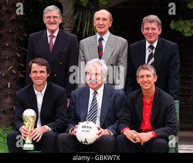 L'équipe de la BBC pour la coupe du monde en France : (à l'arrière-plan, l-r) Jimmy Hill, Barry Davies, John Motson; (à l'avant-plan,l-r) Alan Hansen, des Lynam, Gary Lineker Banque D'Images