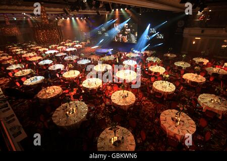 Vue générale de la salle principale de l'hôtel Grosvenor House à Londres, avant le PFA Player of the Year Awards 2009. Banque D'Images