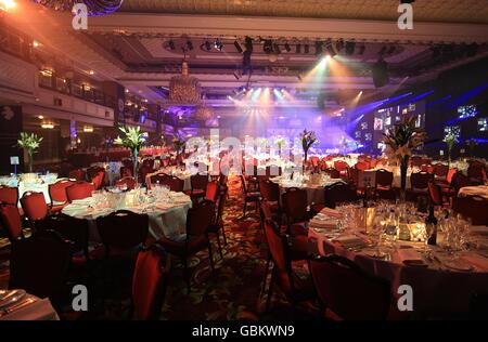 Vue générale de la salle principale de l'hôtel Grosvenor House à Londres, avant le PFA Player of the Year Awards 2009. Banque D'Images