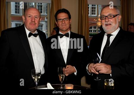 Brian Barwick, ancien directeur général de FA (à gauche) et Fabio Capello, directeur de l'Angleterre (au centre), au PFA Player of the Year Awards 2009 à l'hôtel Grosvenor House de Londres. Banque D'Images