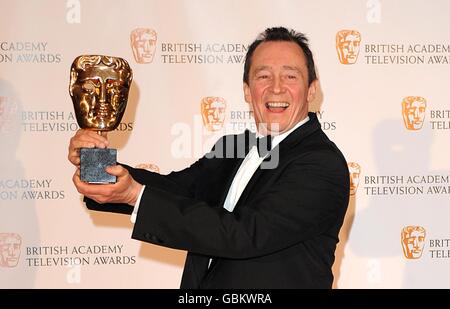 Paul Whitehouse avec le prix du meilleur programme de comédie reçu pour Harry et Paul aux British Academy Television Awards au Royal Festival Hall dans le centre de Londres. Banque D'Images