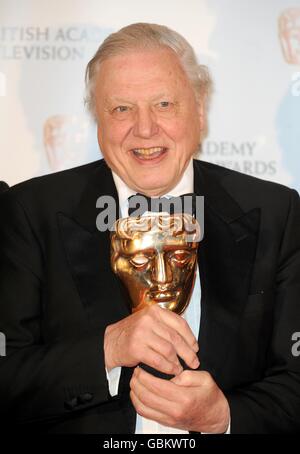 Sir David Attenborough avec le prix factuel de spécialiste reçu pour la vie dans le sang froid aux British Academy Television Awards au Royal Festival Hall dans le centre de Londres. Banque D'Images