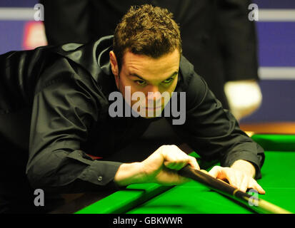 Jamie Cope en action contre John Higgins lors du Championnat du monde de Snooker Betfred.com au Crucible Theatre, Sheffield. Banque D'Images