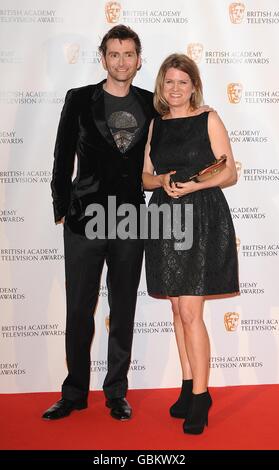 Jane Tranter (à droite) se tient avec le prix spécial et présentateur David Tennant aux British Academy Television Awards au Royal Festival Hall dans le centre de Londres. Banque D'Images