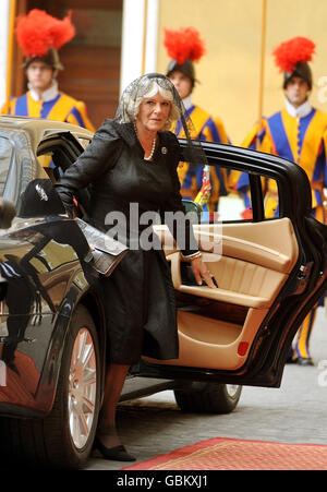 La duchesse de Cornouailles, accompagnée du prince de Galles, arrivant au Vatican dans le centre de Rome, où ils auront un public privé avec le pape Benoît XVI Banque D'Images