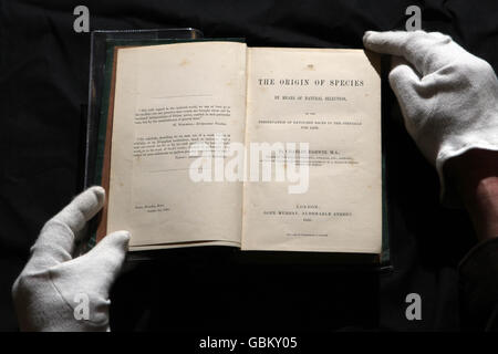 Andrew Bullock Head of Books at Keys Auctioneers à Aylsham, Norfolk, tient une première édition, premier volume de l'ouvrage de Charles Darwin de 1859 sur les origines des espèces. Banque D'Images