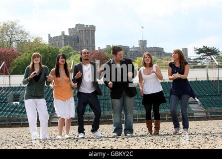 Les membres de l'ACM Gospel Choir (de gauche à droite), Fliss Nunn, Amy Eftekhari, Adam Wallis, Rikki Ancell, Chrissie Gudgin et Laura Miller, de Guildford, qui étaient demi-finalistes du dernier Choeur de la BBC, se posent devant le Royal Windsor Tattoo qui se tient dans le parc du château de Windsor, dans le Berkshire. Banque D'Images