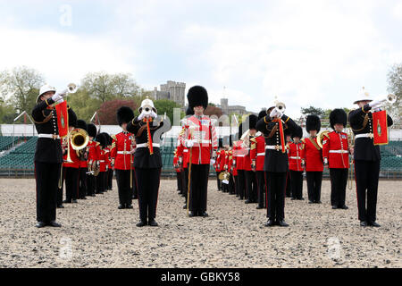 Les groupes des Royal Marines et des Irish Guards se posent devant le Royal Windsor Tattoo qui se tient dans le domaine du château de Windsor, dans le Berkshire. Banque D'Images