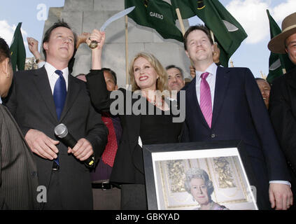 Joanna Lumley (au centre) avec le chef conservateur David Cameron (à gauche) et le chef libéral démocrate Nick Clegg (à droite) à l'extérieur du Parlement, dans le centre de Londres, à la suite d'un débat à la Chambre des communes sur les droits de séjour des Gurkhas. Banque D'Images