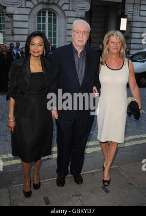 Sir Michael Caine, son épouse Shakira et sa fille Nikki arrivent pour la première de gala de qui est-il là?Au Curzon Mayfair de Londres. Banque D'Images