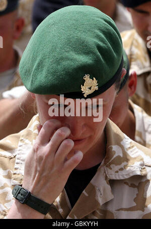 Un soldat britannique à un service tenu au mur du souvenir devant le quartier général de la 20e Brigade blindée sur la base militaire principale de la coalition à Bassora pour honorer les 179 militaires britanniques tués pendant les six années de conflit en Irak. Banque D'Images