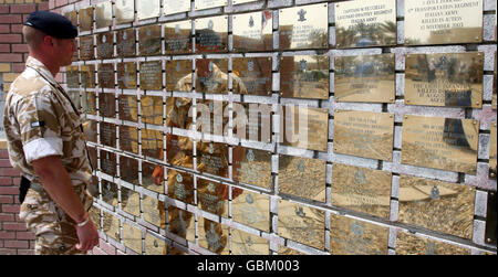 Un soldat britannique regarde des plaques sur le mur du souvenir devant le quartier général de la 20e Brigade blindée sur la base militaire principale de la coalition à Bassorah où un service a été en l'honneur des 179 militaires britanniques tués pendant les six ans de conflit en Irak. Banque D'Images