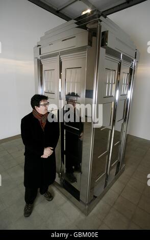 L'artiste Mark Wallinger avec son œuvre « temps et dimensions relatives dans l'espace » (2001), qui fait partie de l'exposition « The Russian Linesman » à la Hayward Gallery, dans le centre de Londres. Banque D'Images