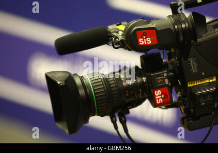 Vue générale d'une caméra SIS Sony filmant l'action lors du Championnat du monde de Snooker Betfred.com au Crucible Theatre, Sheffield. Banque D'Images