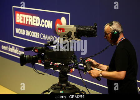 Vue générale d'un caméraman et d'une caméra SIS Sony filmant l'action pendant le Championnat du monde de Snooker Betfred.com au Crucible Theatre, Sheffield. Banque D'Images