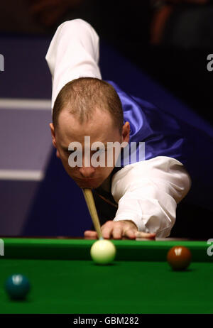 Graeme Dott en action contre Mark Selby lors du Championnat du monde de Snooker Betfred.com au Crucible Theatre, Sheffield. Banque D'Images