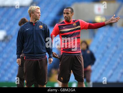 Football - Ligue des champions de l'UEFA - demi-finale - deuxième étape - Chelsea / Barcelone - Conférence de presse et d'entraînement - Stamford Bridge.Thierry Henry de Barcelone (à droite) et Eidur Gudjohnsen pendant l'entraînement Banque D'Images