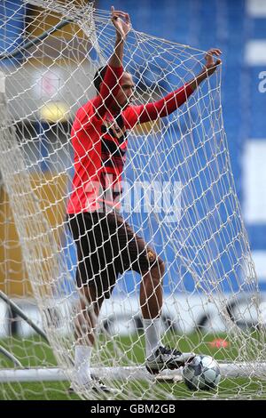 Football - Ligue des champions de l'UEFA - demi-finale - deuxième étape - Chelsea / Barcelone - Conférence de presse et d'entraînement - Stamford Bridge.Thierry Henry de Barcelone pendant l'entraînement Banque D'Images