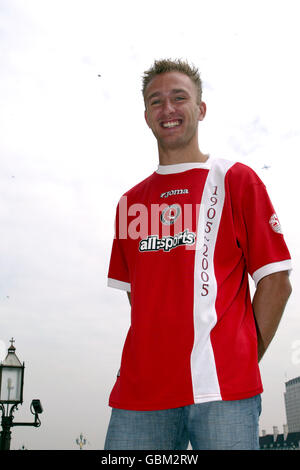 La nouvelle signature de Charlton Athletic Dennis Rommedahl devant les maisons de Parlement Banque D'Images