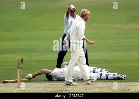 Richard Clinton de Surrey est donné par le juge-arbitre après Être à court de Gareth Batty (r) de Worcestershire Banque D'Images
