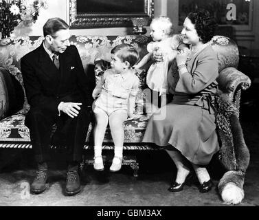 Le roi George VI avec son petit-fils le prince Charles, sa petite-fille la princesse Anne et sa femme la reine Elizabeth, à Buckingham Palace, Londres. C'était la première photo du roi prise après son opération pulmonaire en septembre. Le prince Charles fêtait son troisième anniversaire. Banque D'Images