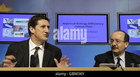 De gauche à droite. Eamon Ryan, ministre de l'énergie, et Amory Lovins, président et scientifique en chef du Rocky Mountain Institute, à l'occasion du lancement du Plan d'action national pour l'efficacité énergétique de l'Irlande, afin de réduire la consommation d'énergie et les coûts d'ici 2020, au Centre de presse du gouvernement à Dublin. Banque D'Images