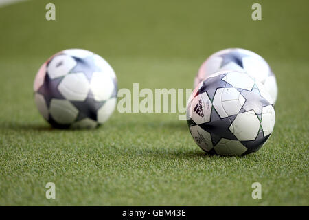 Football - UEFA Champions League - semi final - second Leg - Arsenal v Manchester United - Emirates Stadium. Balles de match officielles de la Ligue des champions Banque D'Images