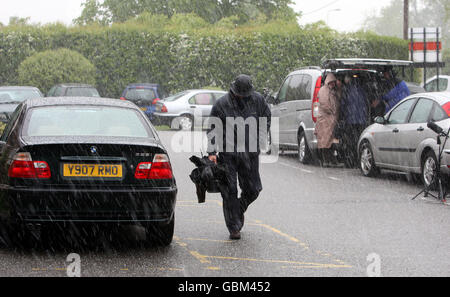 La presse en attente devant le tribunal de Bicester Magistrats court à Oxfordshire, est prise dans une tempête de grêle. Banque D'Images