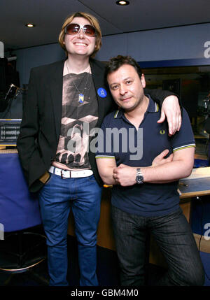 James Dean Bradfield (à droite) et Nicky Wire (à gauche) des prédicateurs de Manic Street lors d'une visite à Capital radio à Leicester Square, dans le centre de Londres. Banque D'Images