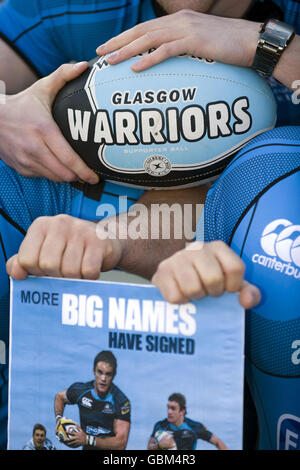 Kevin Tkachuk, Richie Vernon et Ed Kalman, des guerriers de Glasgow, tiennent des articles de l'équipe pendant la saison, à la galerie d'art Kelvingrove, à Glasgow. Banque D'Images