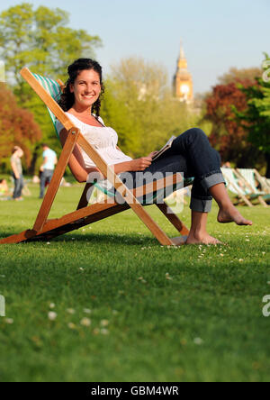 Sarah Nervest, 23 ans, bénéficie du soleil à St James's Park, Londres. Banque D'Images