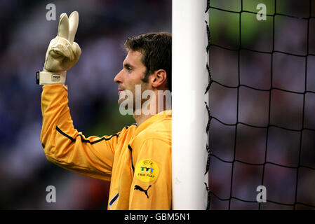 Football - Championnat d'Europe de l'UEFA 2004 - semi finale - Grèce / République Tchèque.Petr Cech, gardien de but de la République tchèque Banque D'Images