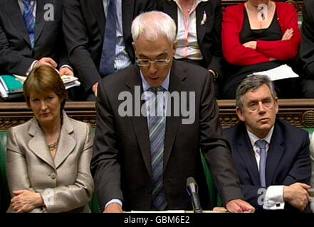 Le chancelier de l'Échiquier Alistair Darling prononce son discours sur le budget à la Chambre des communes, à Londres. Banque D'Images