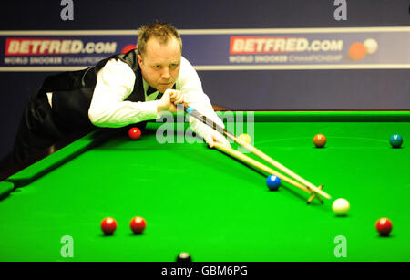 John Higgins à la table pendant le Championnat du monde de Snooker Betfred.com au Crucible Theatre, Sheffield. Banque D'Images