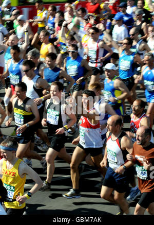 Marathon de Londres 2009.Le Mass Start est lancé lors du Marathon Flora de Londres de 2009. Banque D'Images