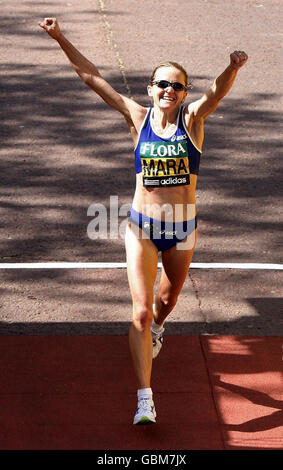 Grande-Bretagne Mara Yamauchi franchit la ligne d'arrivée pour terminer deuxième dans la course féminine Elite lors du Marathon Flora de Londres 2009. Banque D'Images