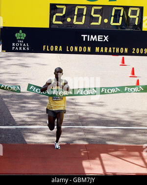 Marathon de Londres 2009.Samuel Wanjiru, du Kenya, franchit la ligne d'arrivée pour remporter la course Men's Elite lors du marathon de Flora London en 2009, à Londres. Banque D'Images