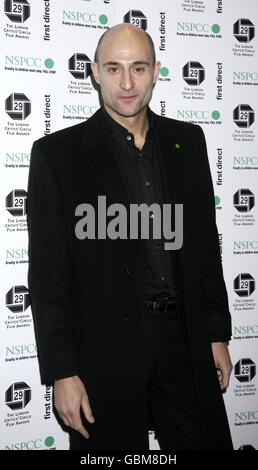 Mark Strong arrive pour les London Criveers' Circle film Awards, au Grosvenor House Hotel dans le centre de Londres. Banque D'Images