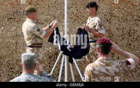 Le commandant de la 20e Brigade blindée, le Brigadier Tom Beckett, salue le commandant des États-Unis, le colonel Henry A Kievenaar III, en tant que drapeau de la 20e Brigades, pour marquer la remise du contrôle militaire à Bassora aux Américains de la base aérienne de Bassora, en Irak. Banque D'Images