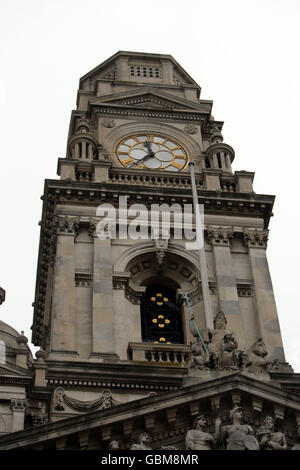 Le clocher du Guildhall à Portsmouth, dans le Hampshire, où les cloches récemment rénovées ont sonné pour l'arrivée de la reine Elizabeth II Banque D'Images