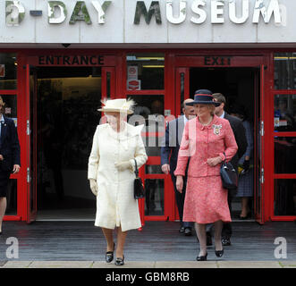 La reine Elizabeth II de Grande-Bretagne assiste à l'ouverture du musée du jour J à Portsmouth. Banque D'Images